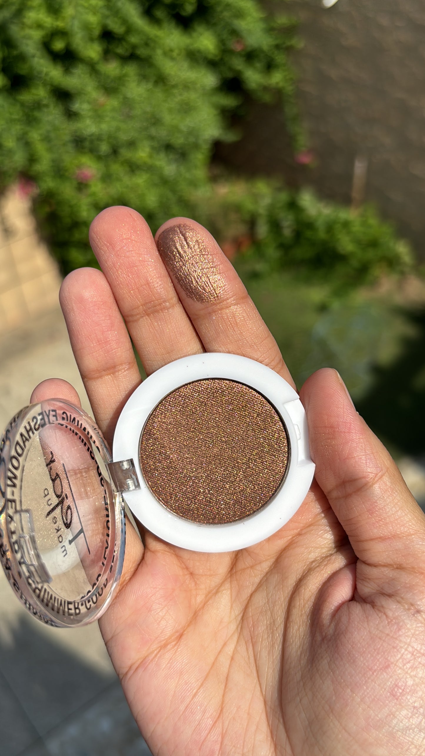 Single Eyeshadow and Highlighter