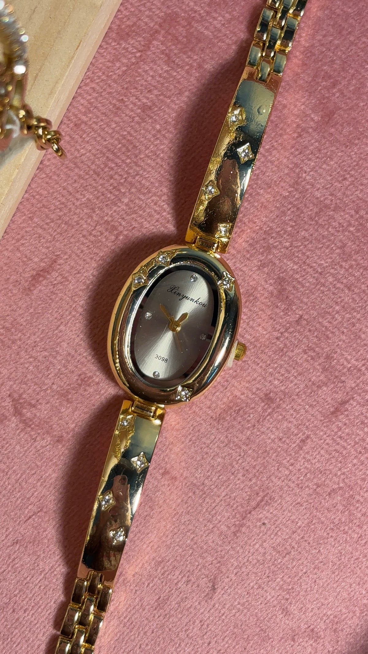Aesthetic Vintage Sparkle Oval Gold