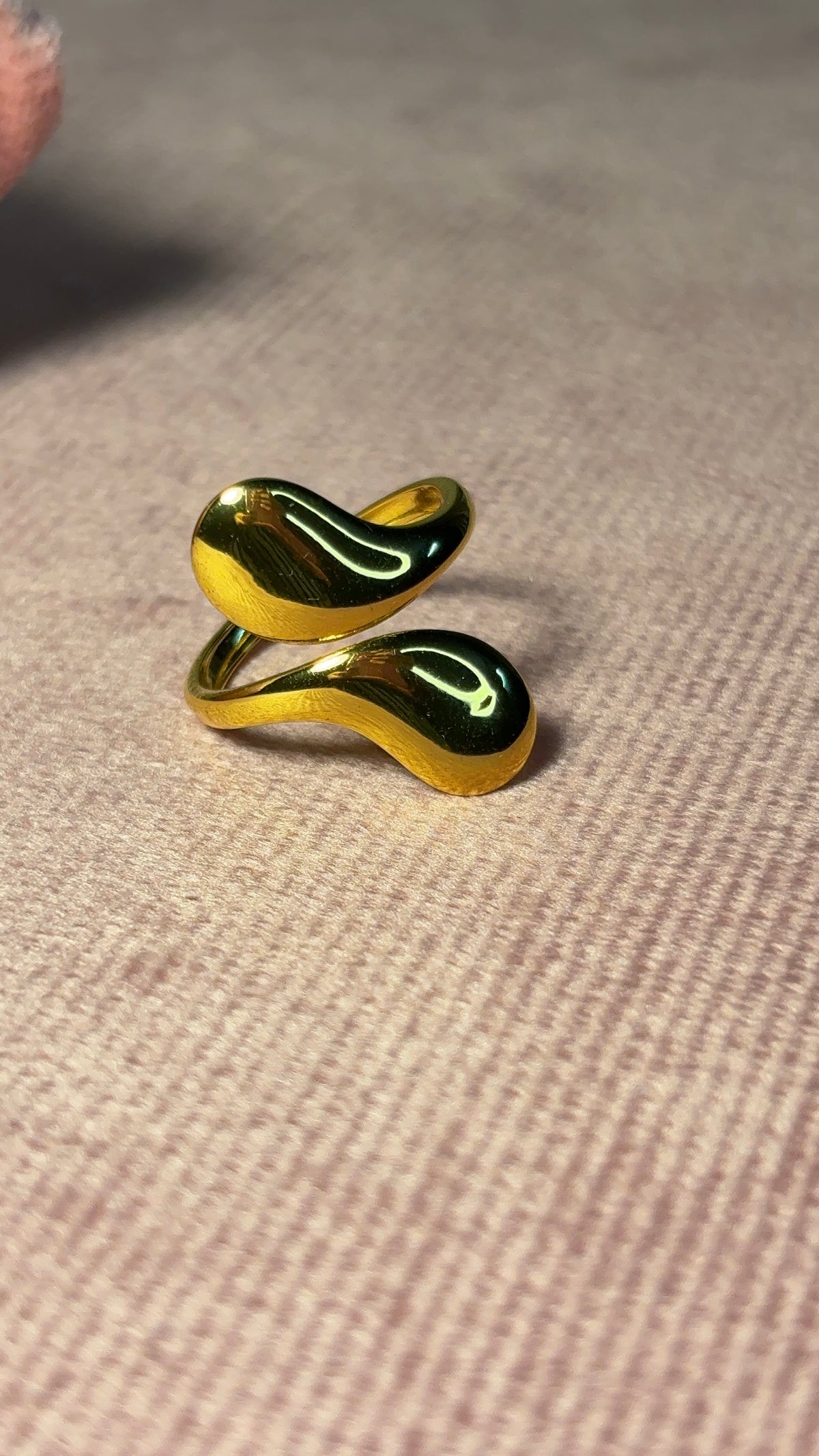 Hugger Ring
