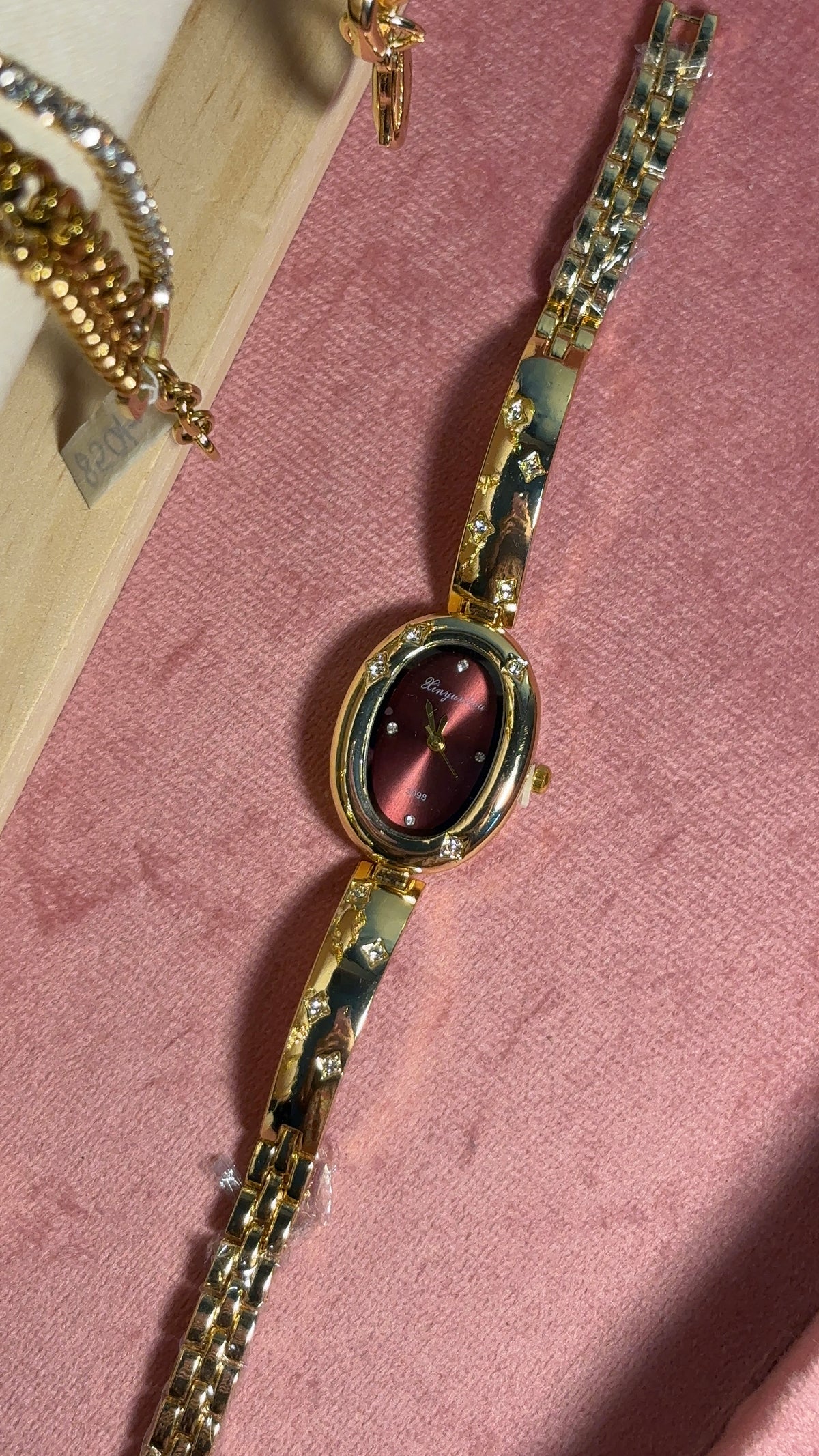 Aesthetic Vintage Sparkle Oval Gold-Maroon