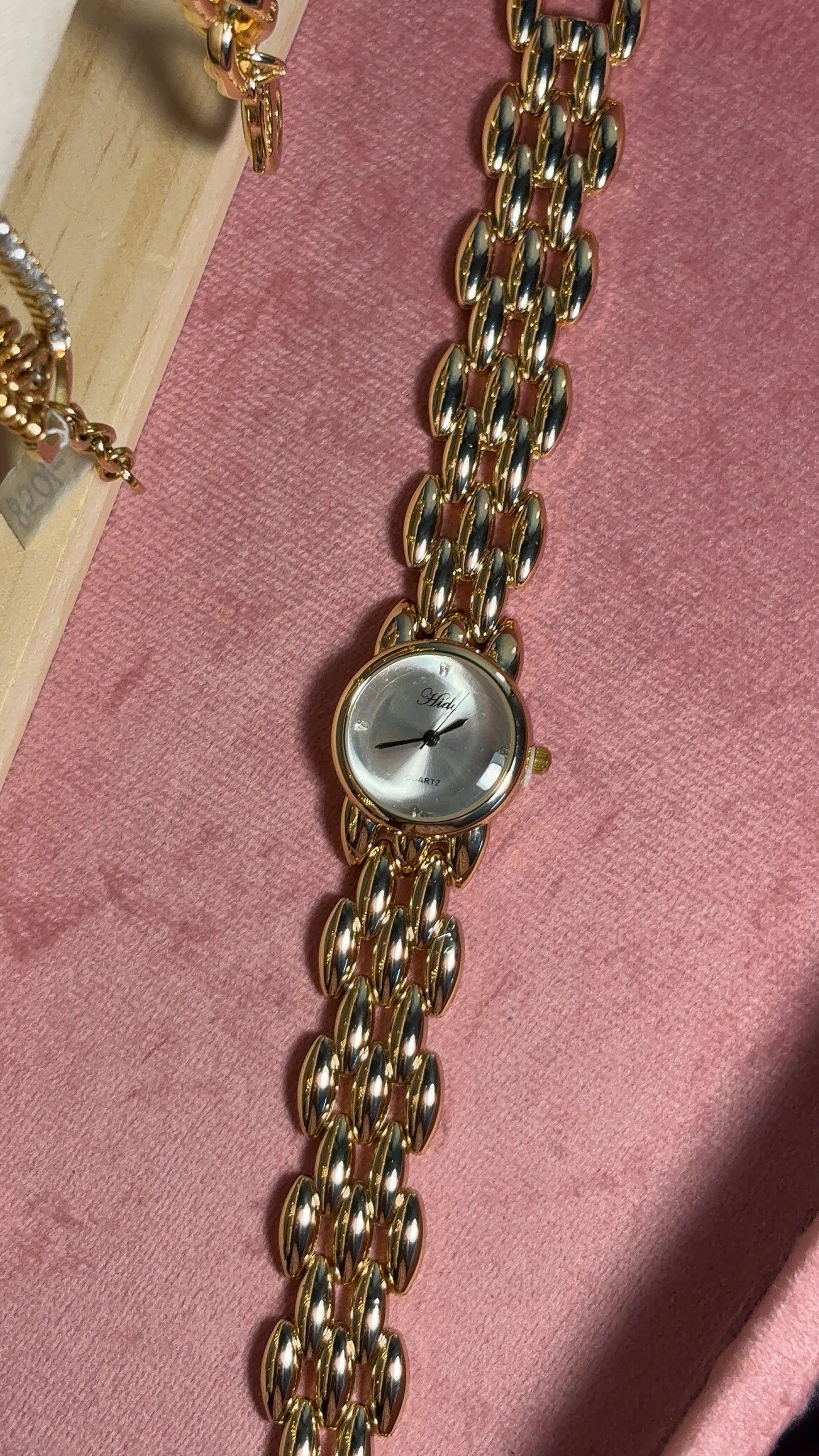 Aesthetic Vintage Gold Round Dial-White