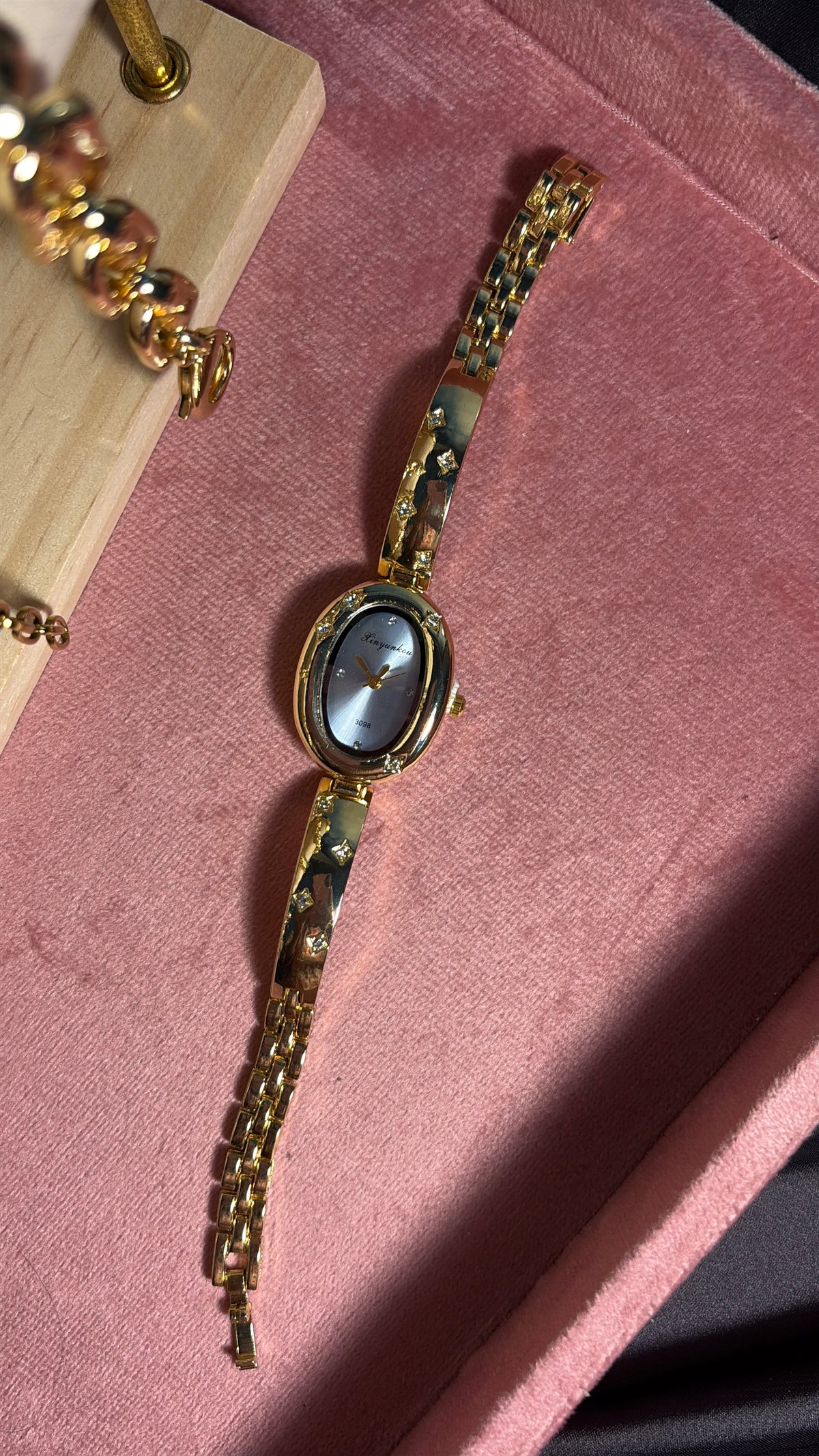 Aesthetic Vintage Sparkle Oval Gold