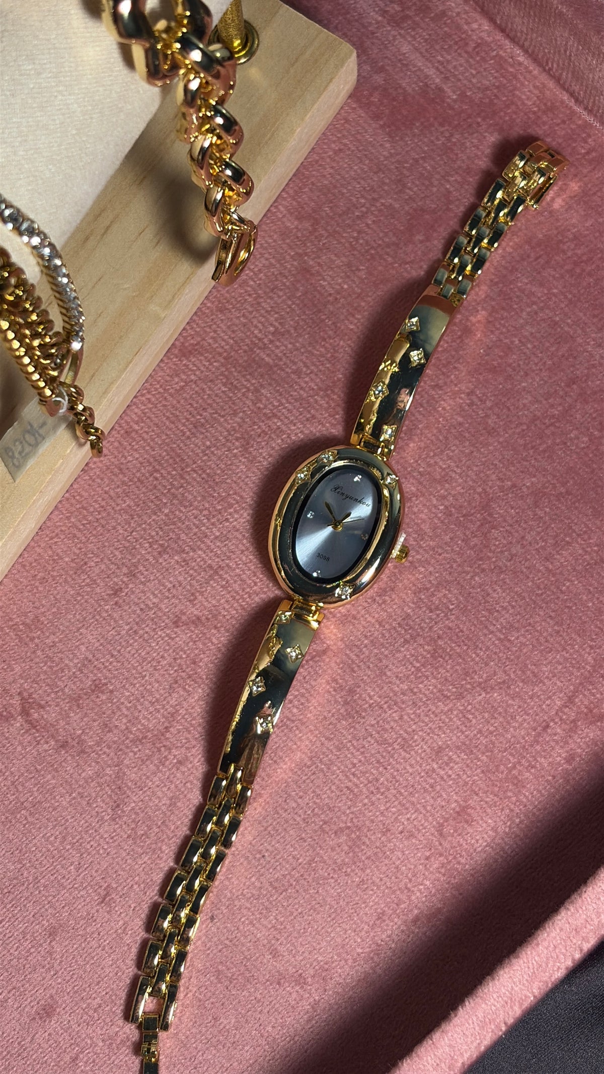 Aesthetic Vintage Sparkle Oval Gold-Celeste