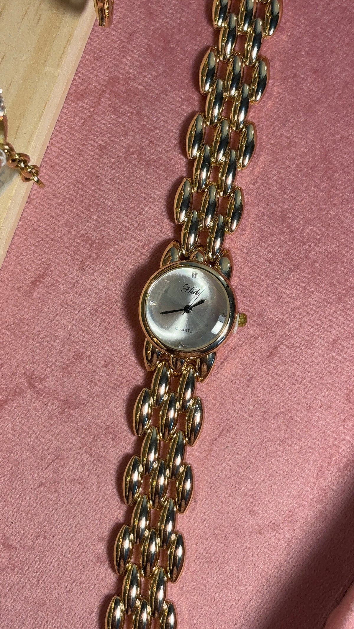 Aesthetic Vintage Gold Round Dial-White