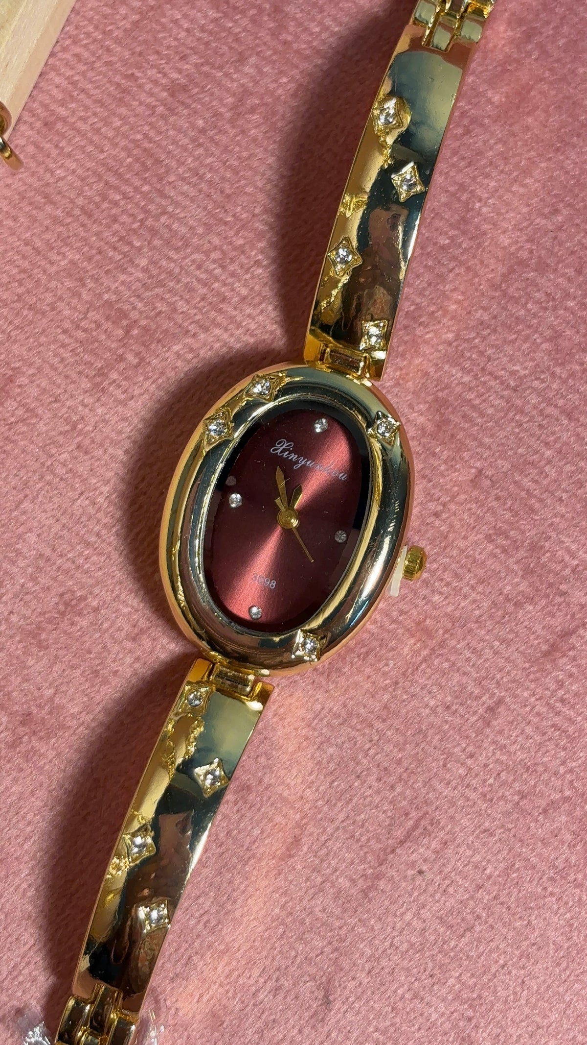 Aesthetic Vintage Sparkle Oval Gold-Maroon