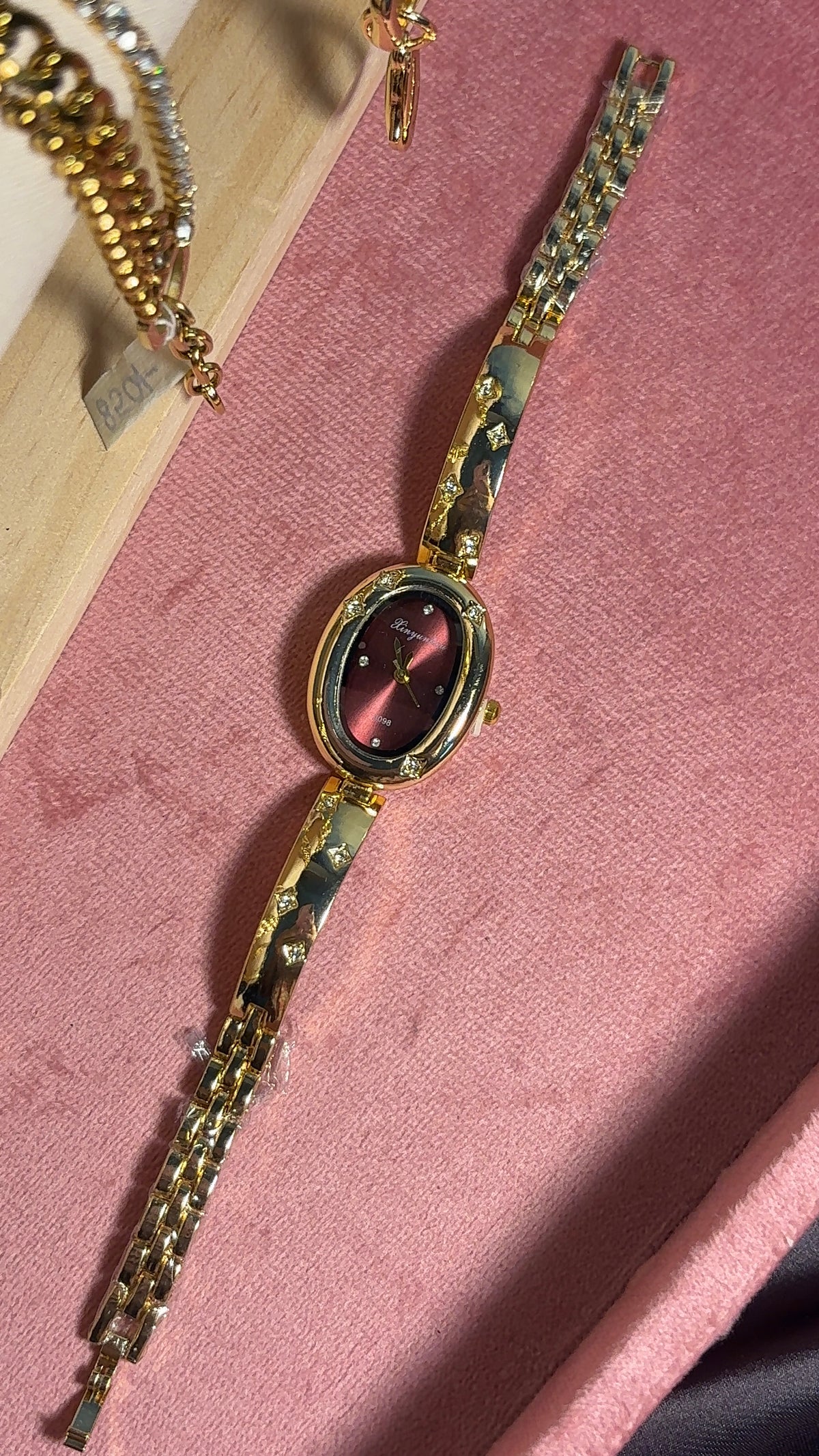 Aesthetic Vintage Sparkle Oval Gold-Maroon