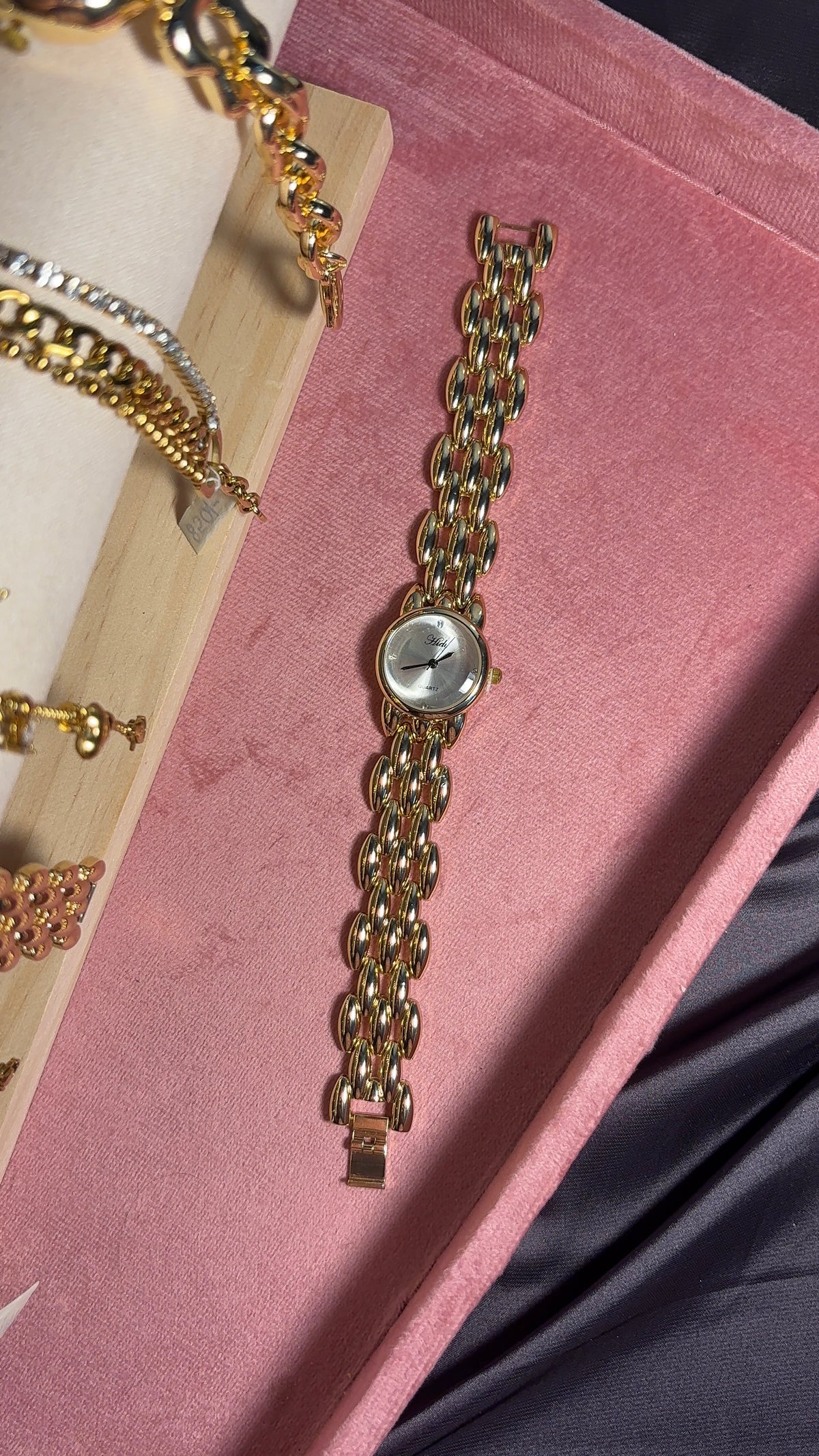 Aesthetic Vintage Gold Round Dial-White