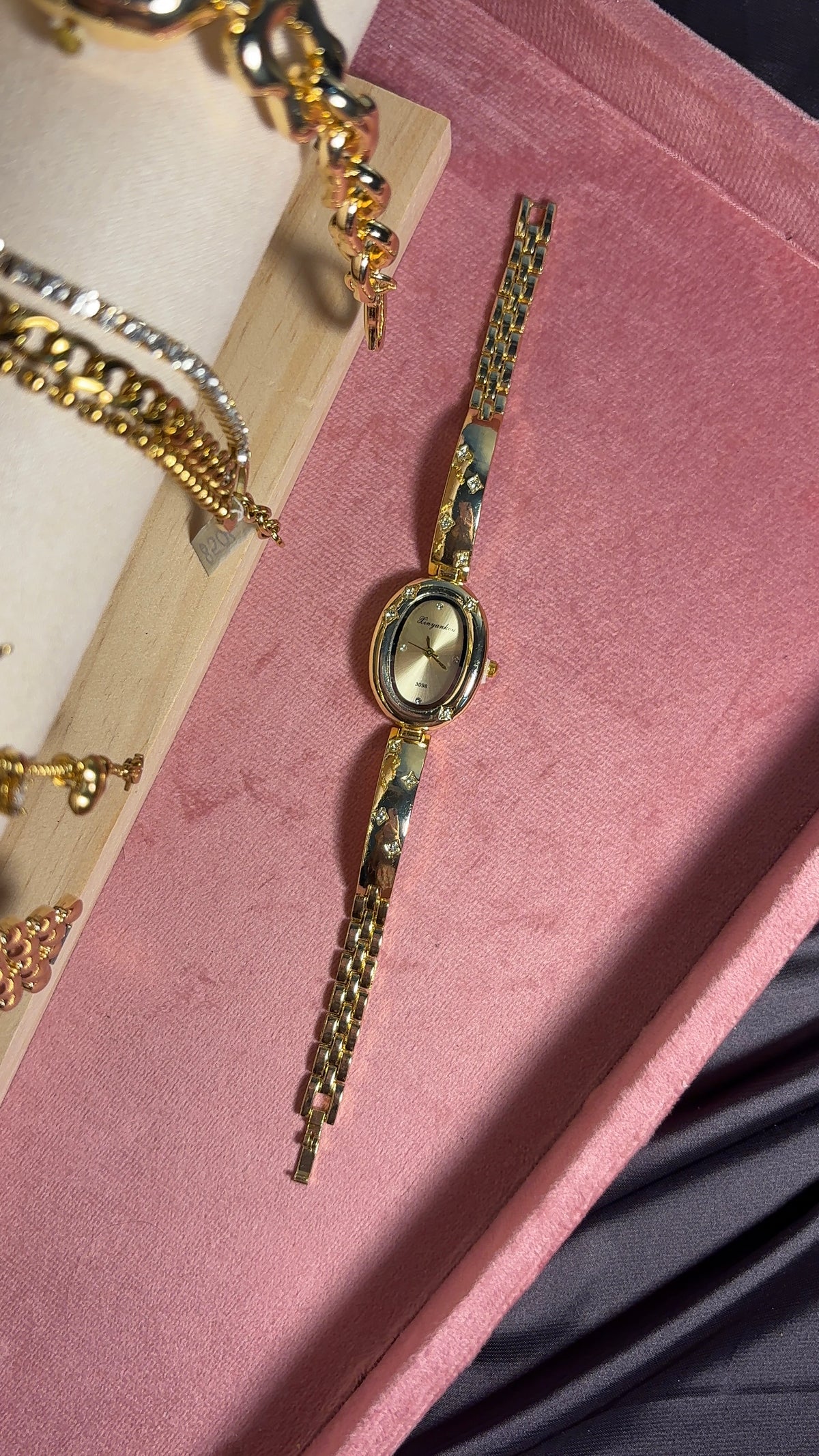 Aesthetic Vintage Sparkle Oval Gold