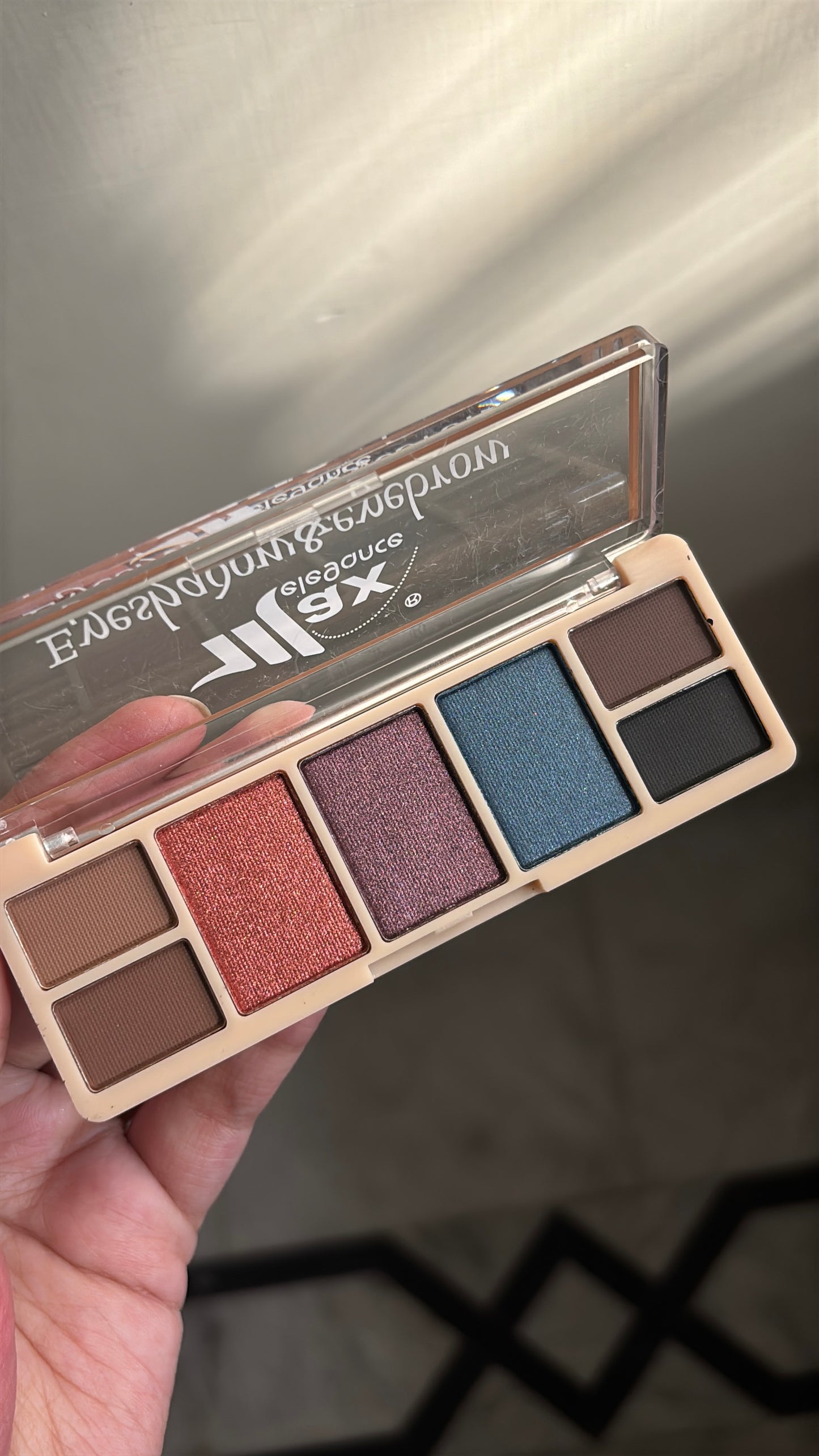 Eyeshadow and Highlighter Palettes-01