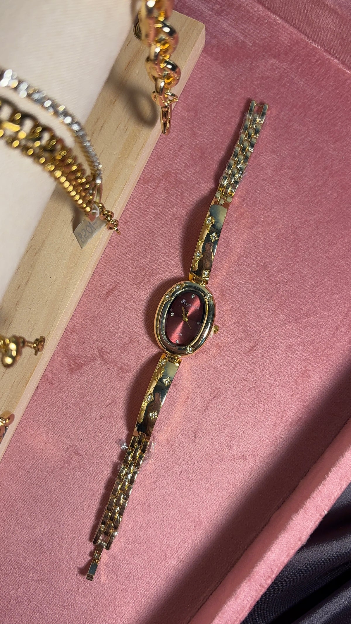 Aesthetic Vintage Sparkle Oval Gold-Maroon