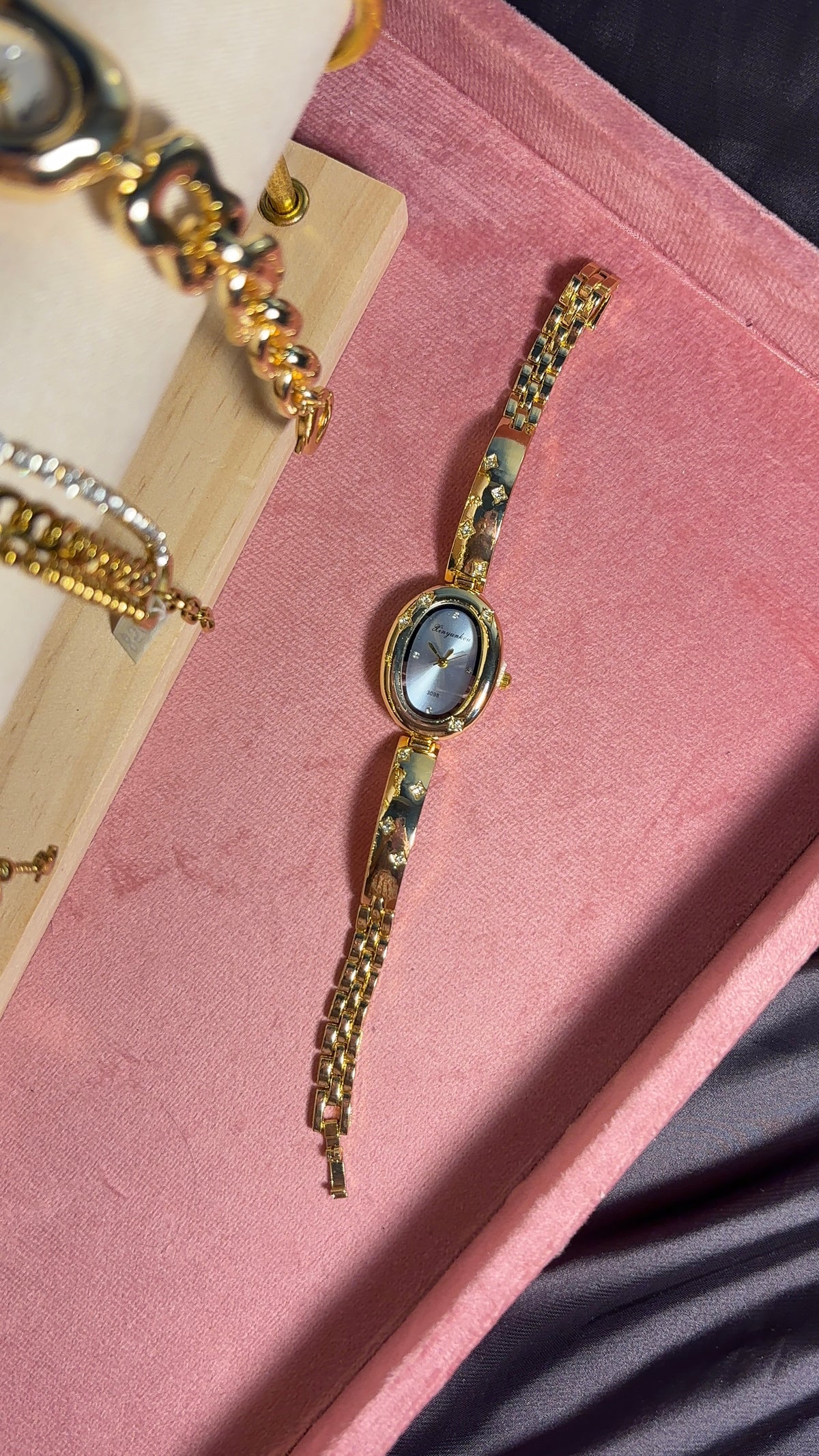 Aesthetic Vintage Sparkle Oval Gold-Celeste