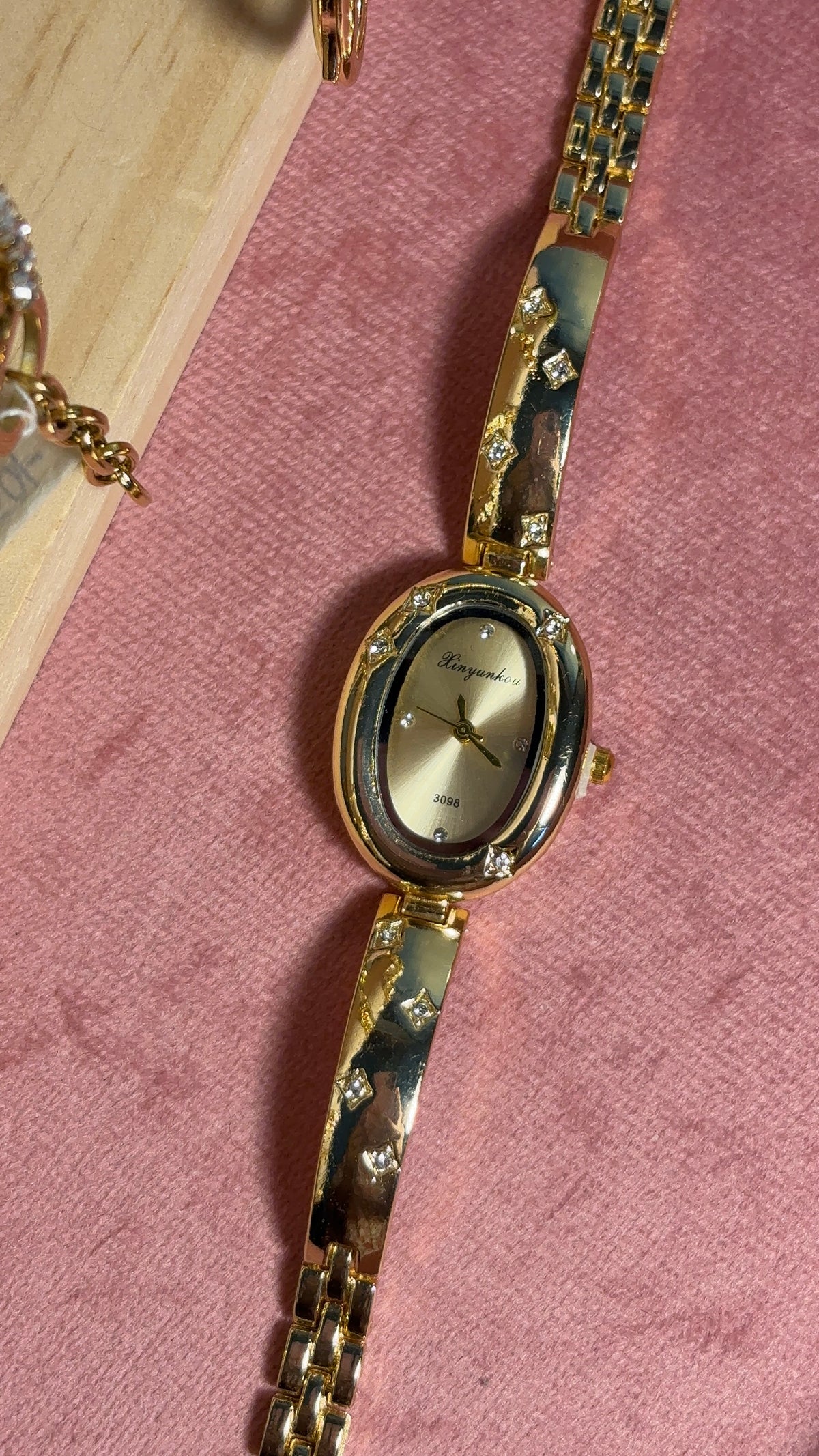 Aesthetic Vintage Sparkle Oval Gold