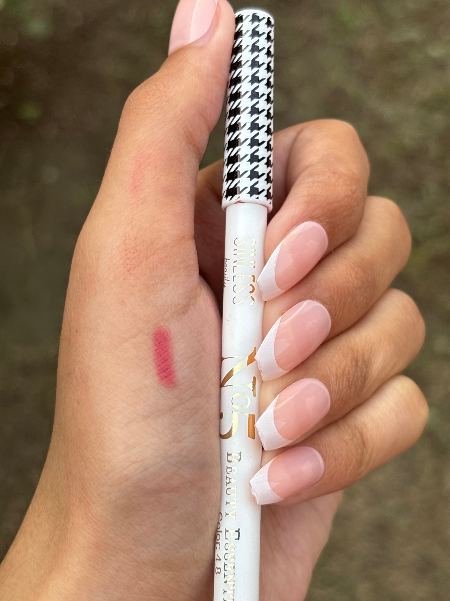 BEAUTY ESSENTIALS LipPencil