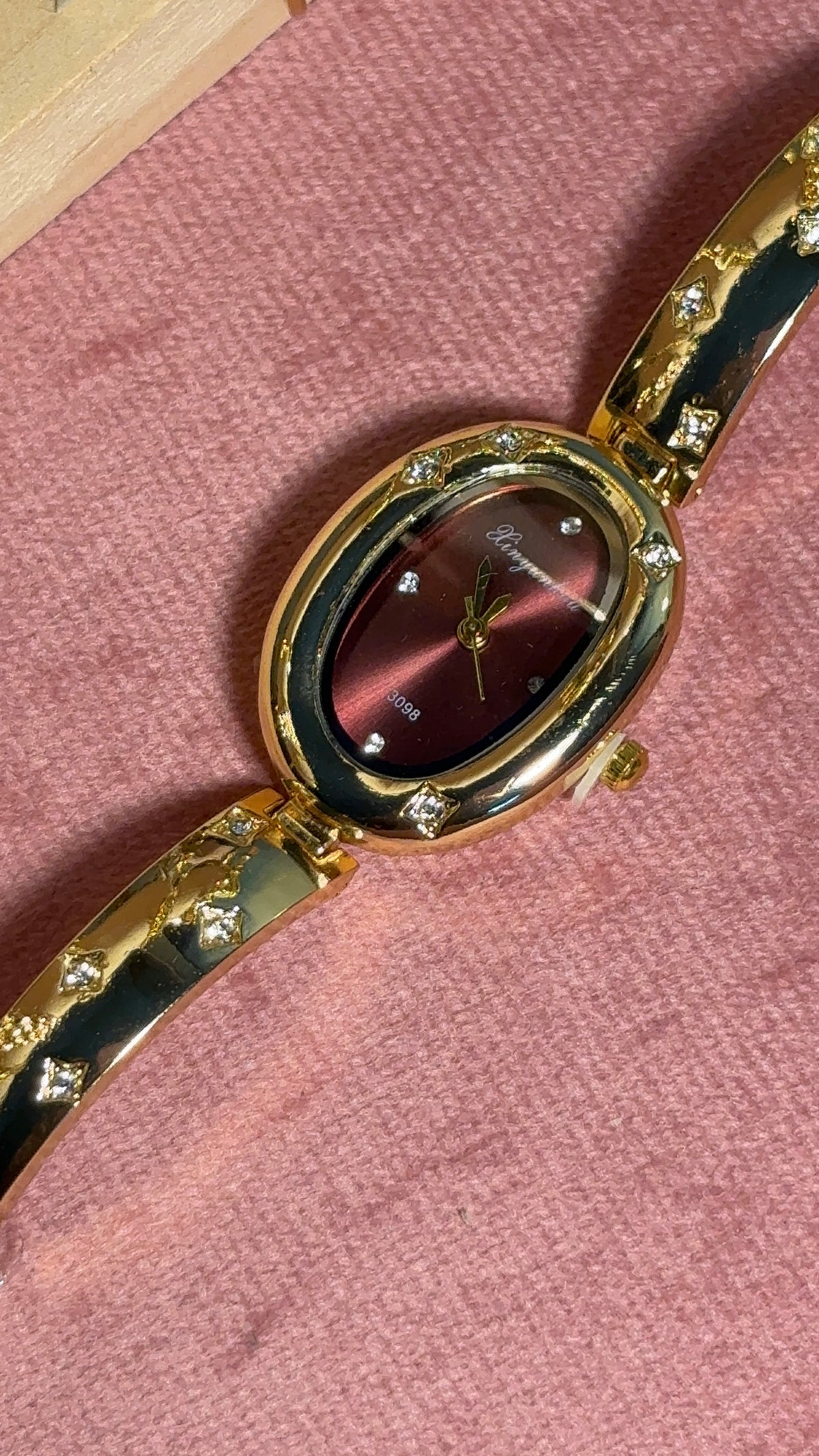 Aesthetic Vintage Sparkle Oval Gold-Maroon